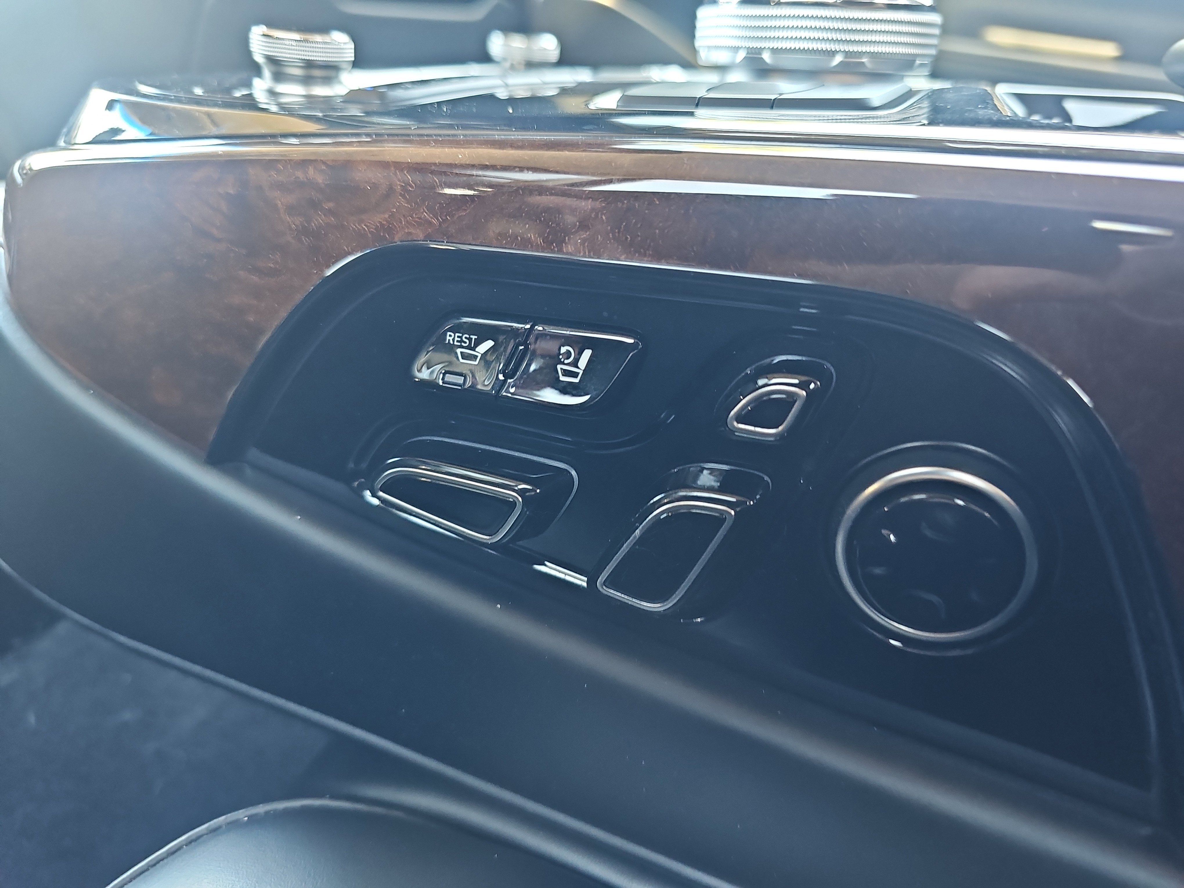 Used 2018 Gray Genesis 5.0L Ultimate image 32