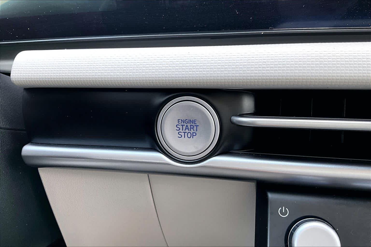 Used 2025 Atlantis Blue Hyundai SE image 33