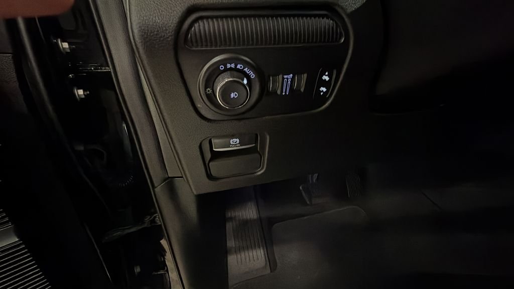 Used 2024 Black Jeep L image 18