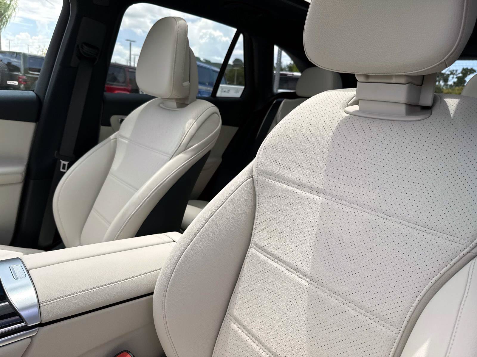 New 2027 Polar White Mercedes-Benz 300 SUV image 22