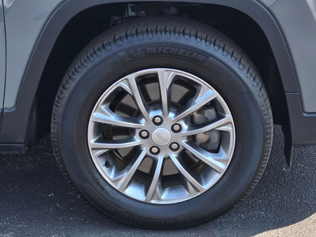 Used 2019 Gray Jeep Latitude Plus image 5
