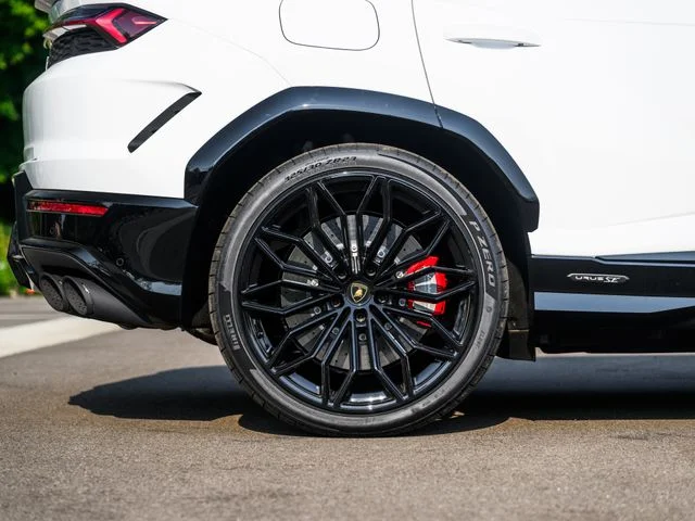 Used 2025  Lamborghini SE image 11