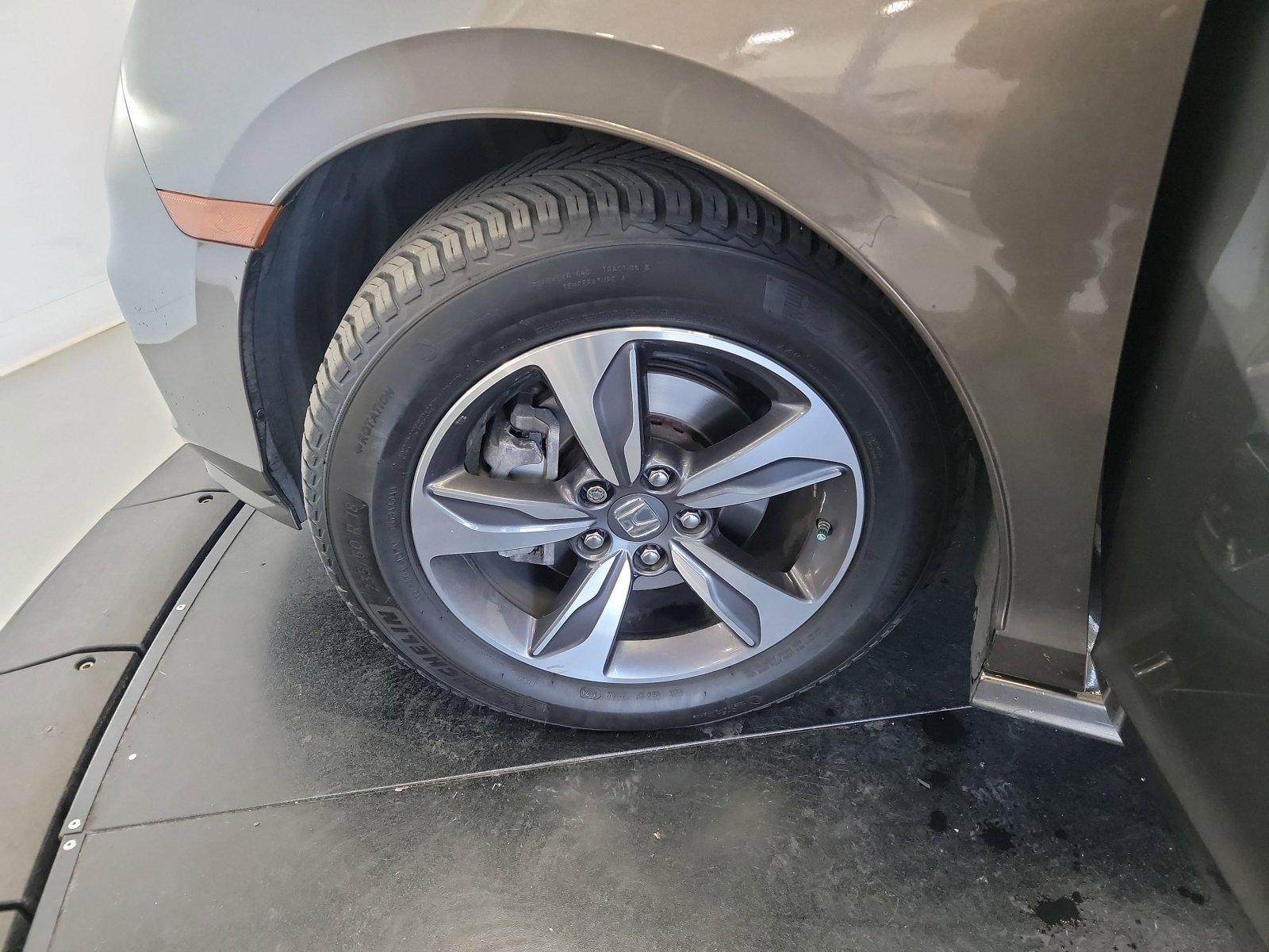 Used 2018 Modern Steel Metallic Honda Touring image 29