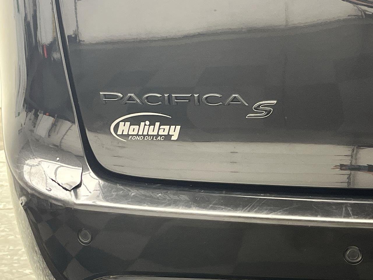 Used 2018 Brilliant Black Crystal Pearlcoat Chrysler Touring Plus image 32