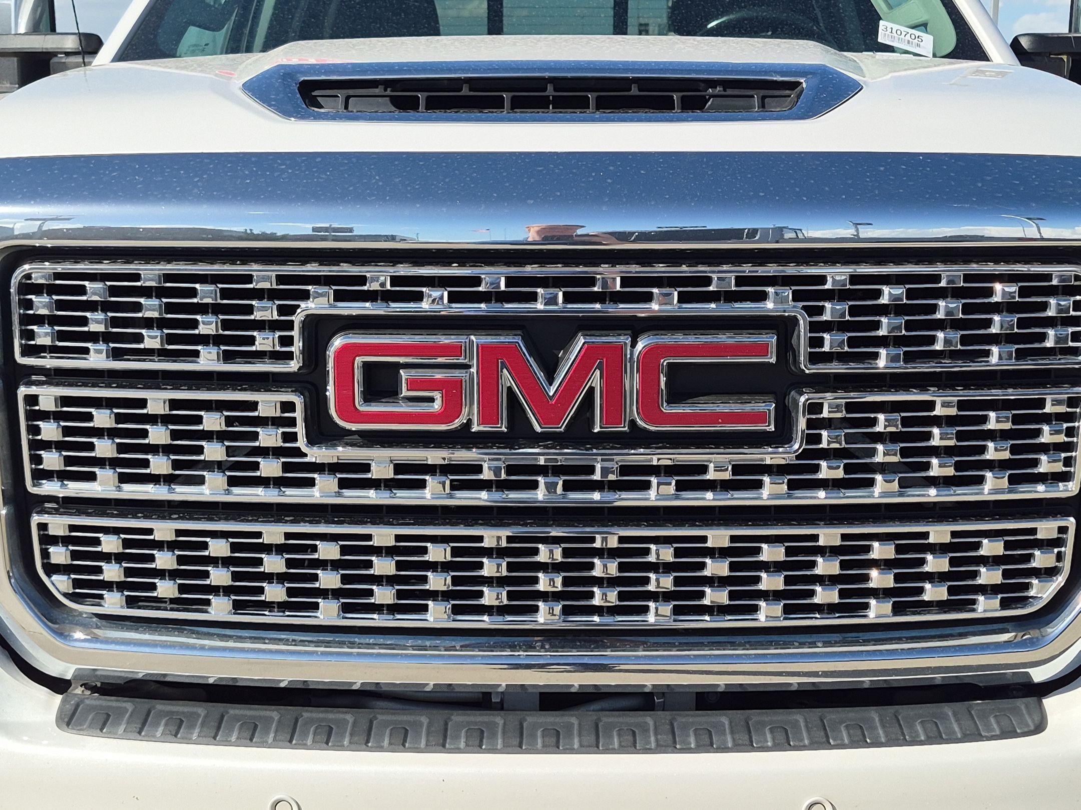 Used 2019 White Frost Tricoat GMC Denali image 9