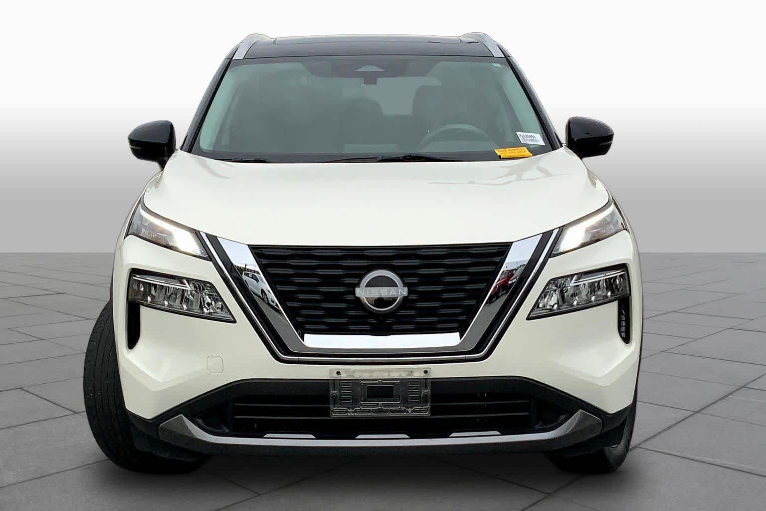 Used 2023 Pearl White Tricoat/Super Black Nissan SL image 6