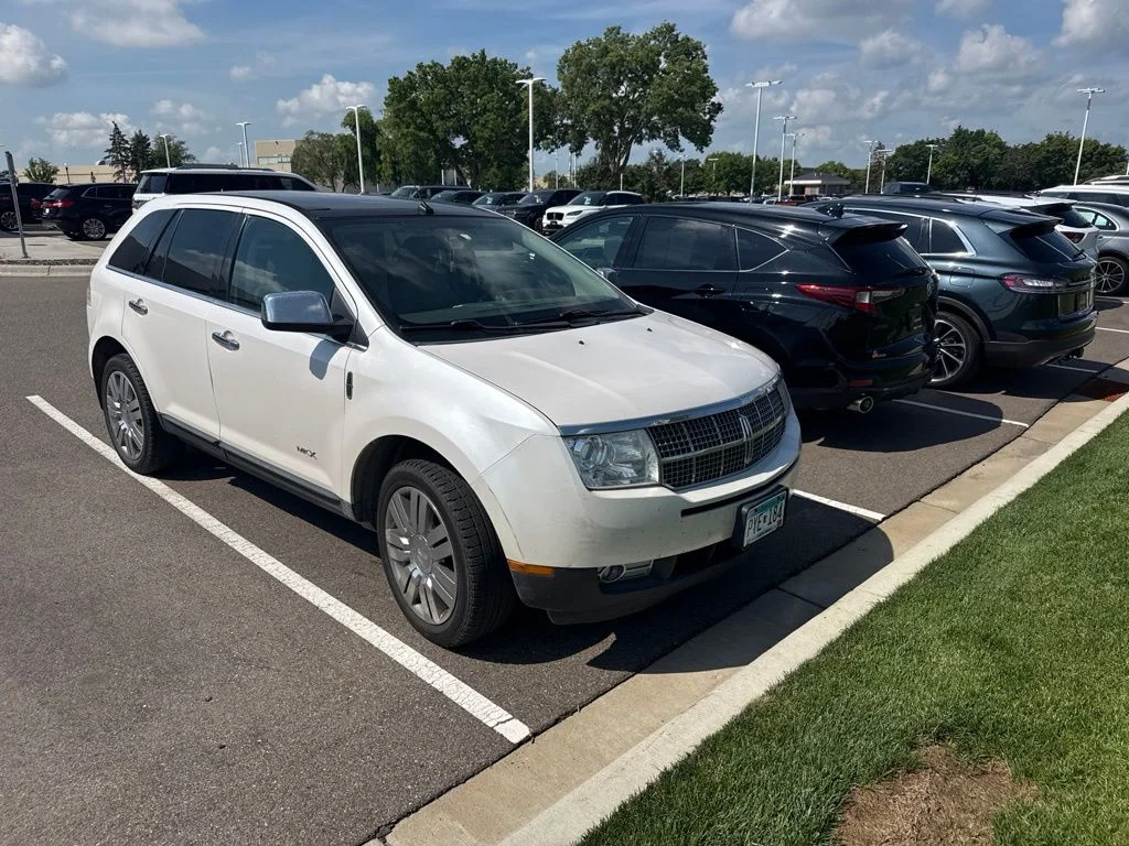Used 2009  Lincoln Base image 2