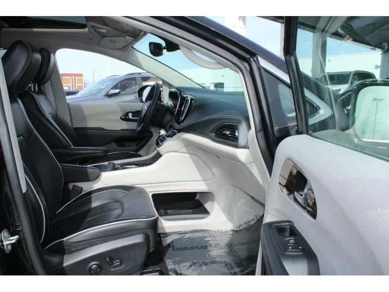Used 2023 Brilliant Black Crystal Pearlcoat Chrysler Limited image 11