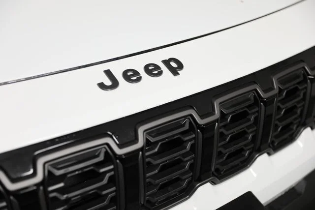 New 2026 Bright White Clear-Coat Exterior Paint Jeep Overland image 25