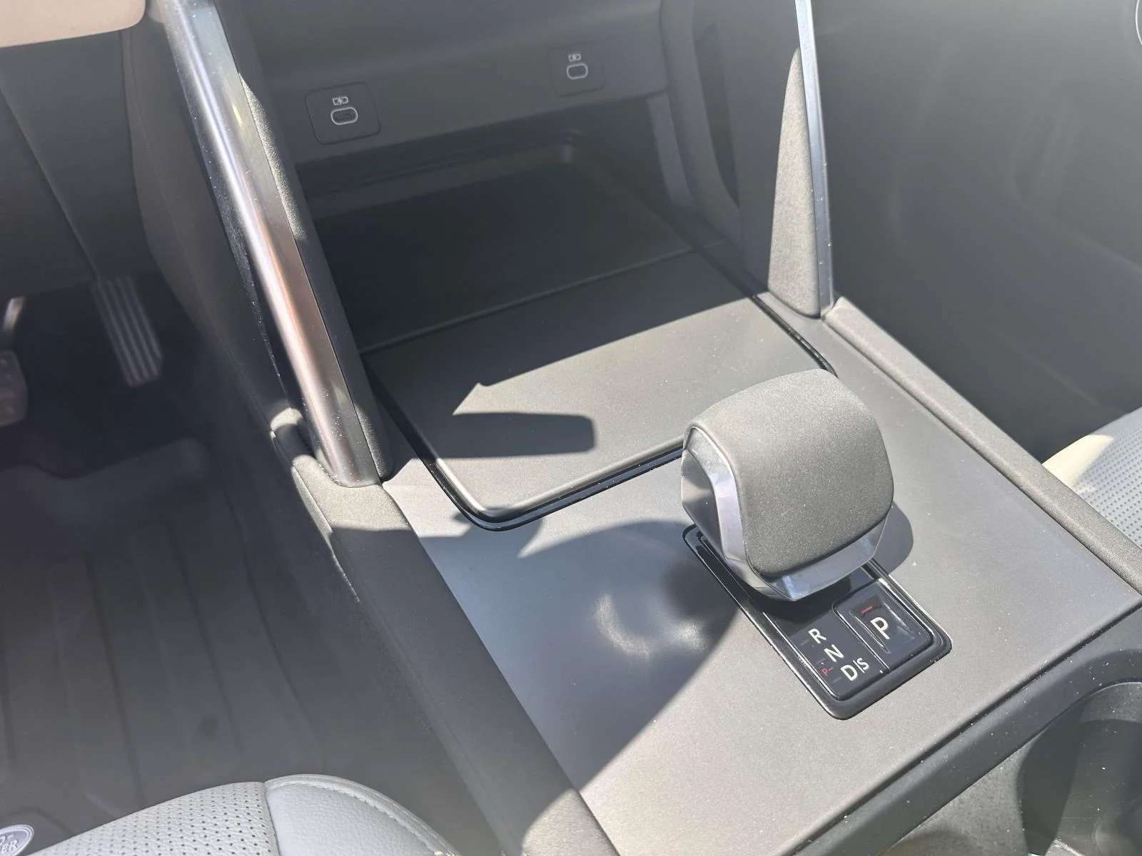 Used 2024 White Land Rover Core S image 17