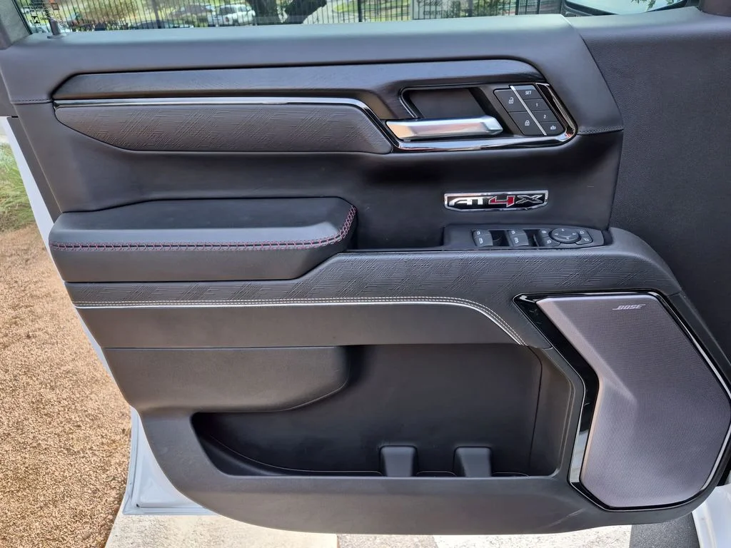Used 2022 White GMC AT4X image 27