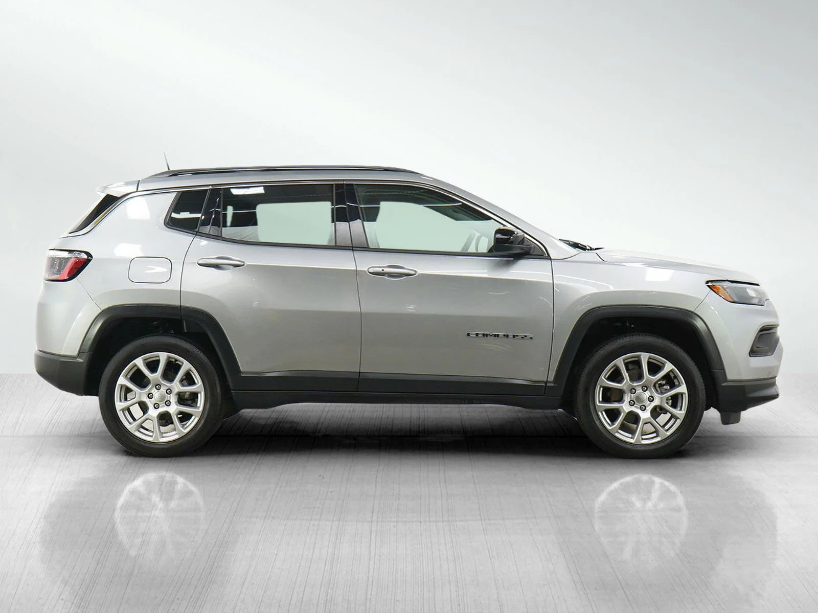 Used 2022 Billet Silver Metallic Clearcoat Jeep Latitude Lux image 6