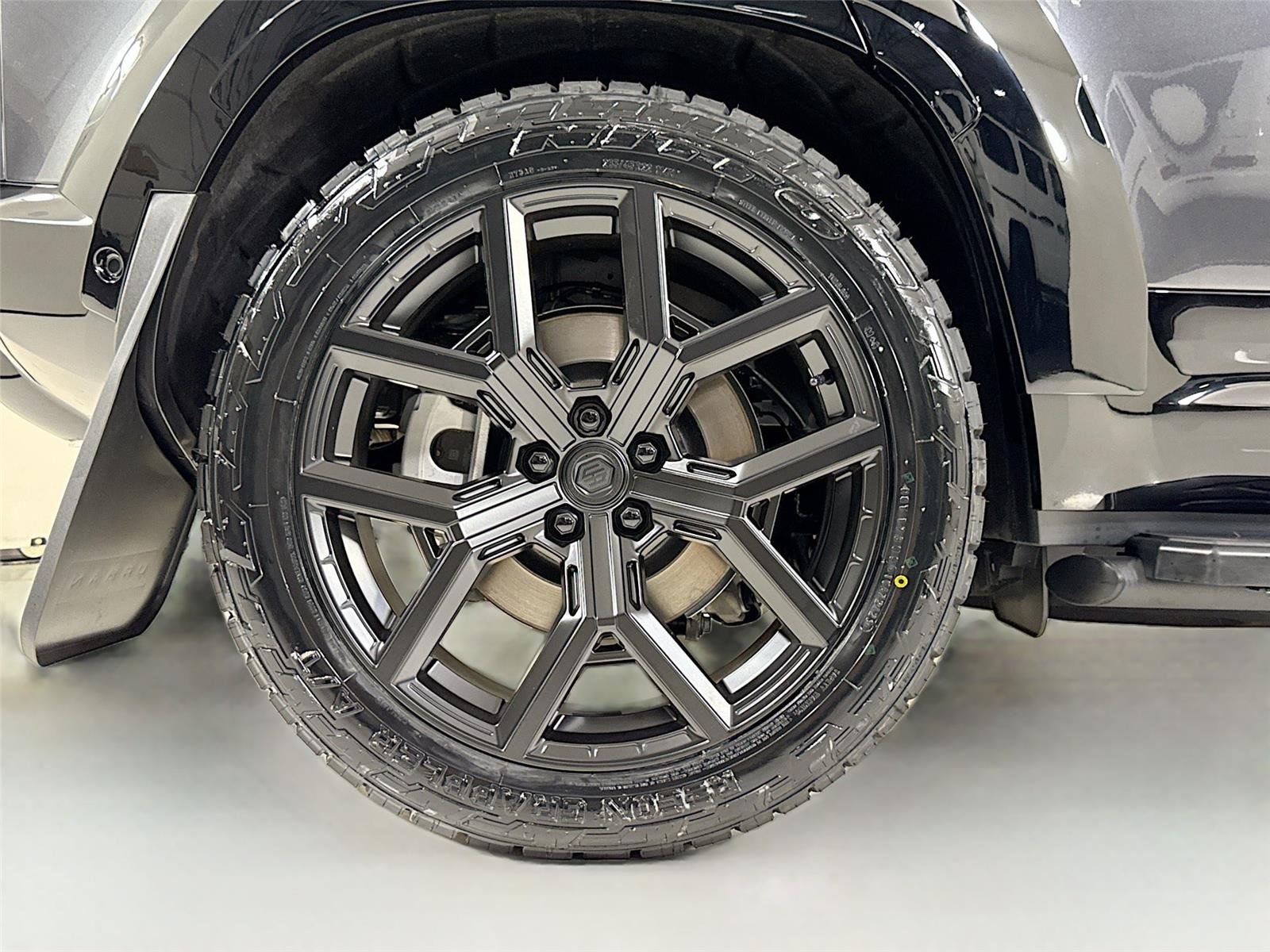 Used 2026 Carpathian Grey Premium Metallic Land Rover X-Dynamic SE | Urban Widetrack Build image 38