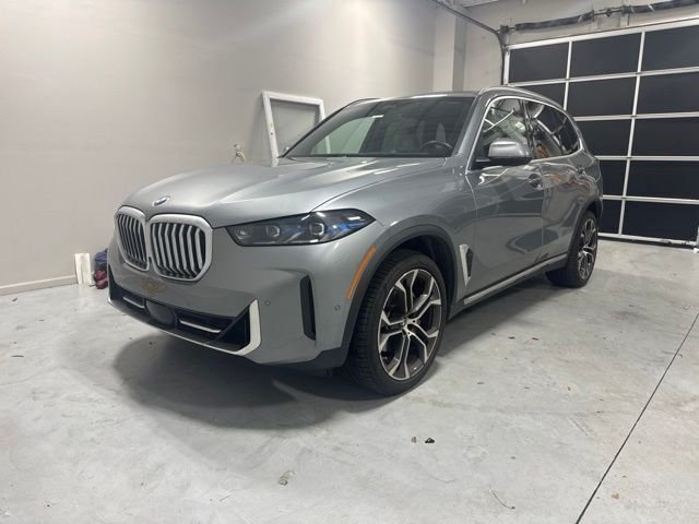 Used 2024 Gray BMW xDrive40i image 2