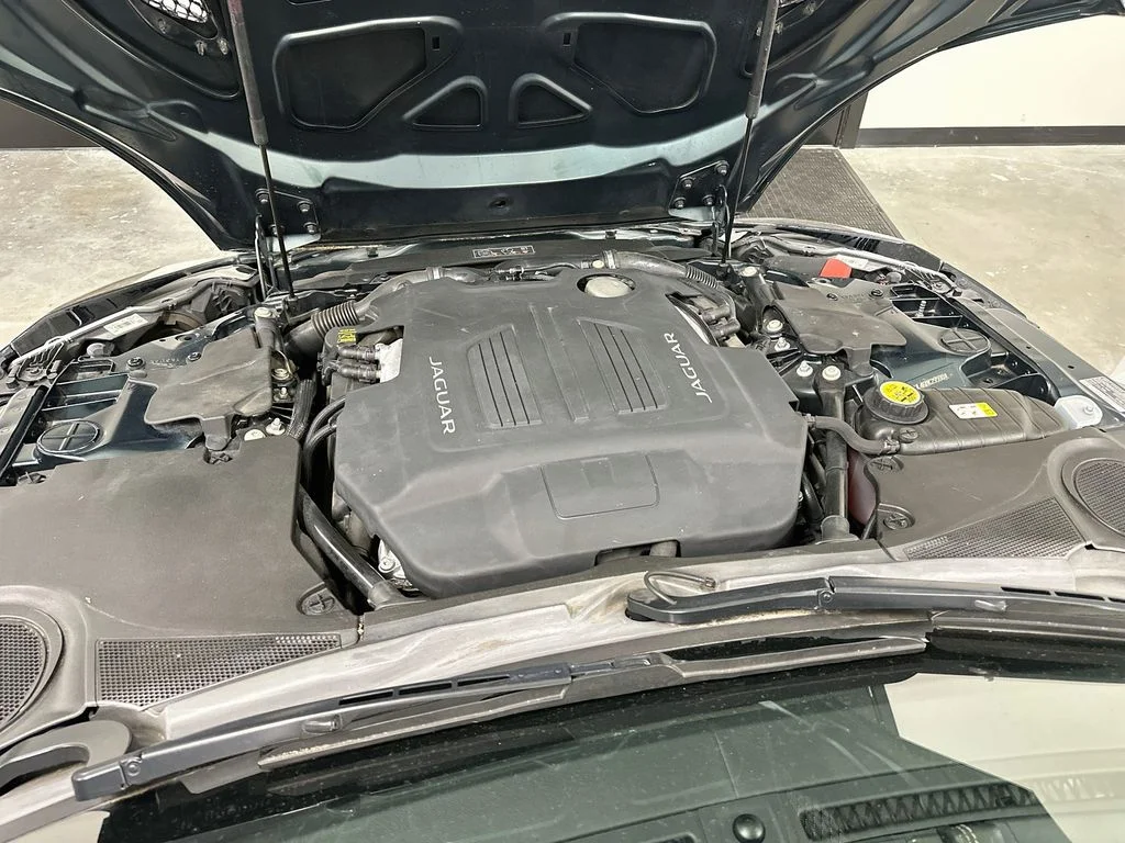 Used 2016  Jaguar R image 27