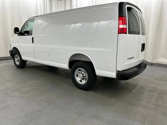 New 2026 Summit White Chevrolet WT image 3