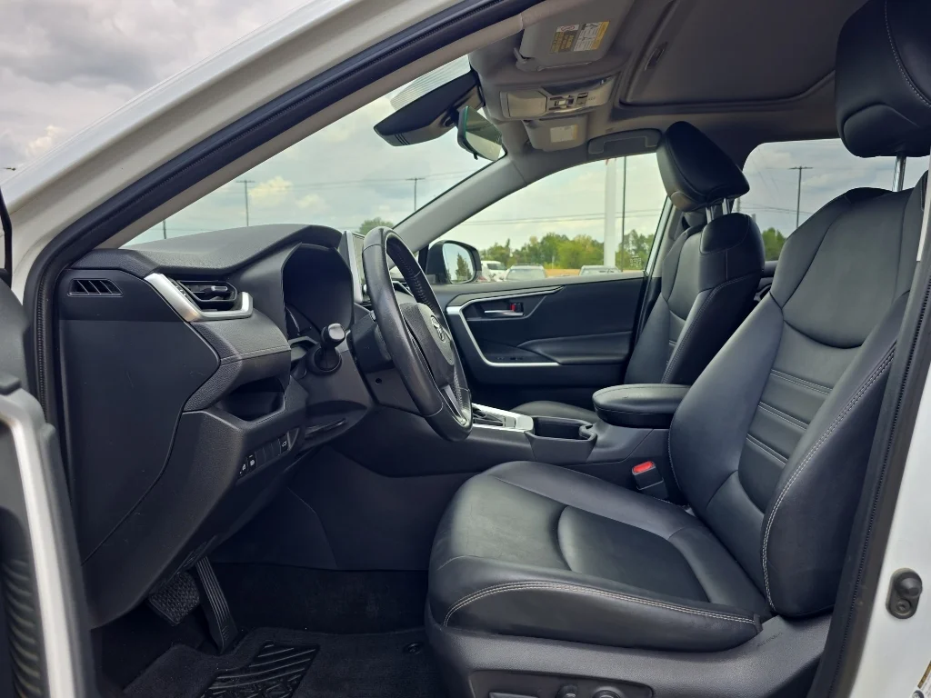 Used 2023 Wind Chill Pearl Toyota XLE Premium image 7