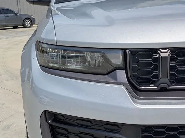 New 2026 Silver Zynith Exterior Paint Jeep Altitude image 10