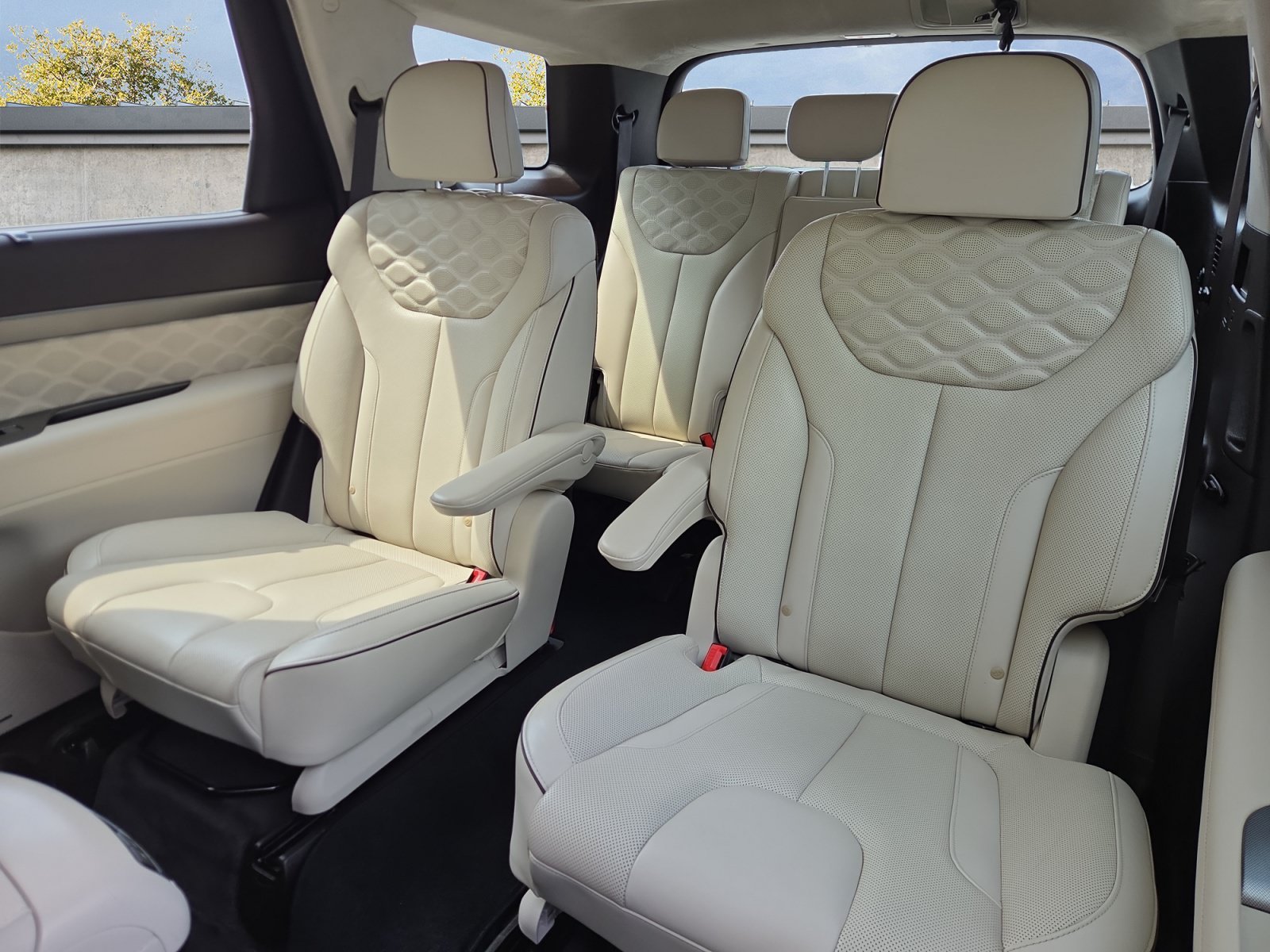 Used 2020 Black Hyundai Limited image 25