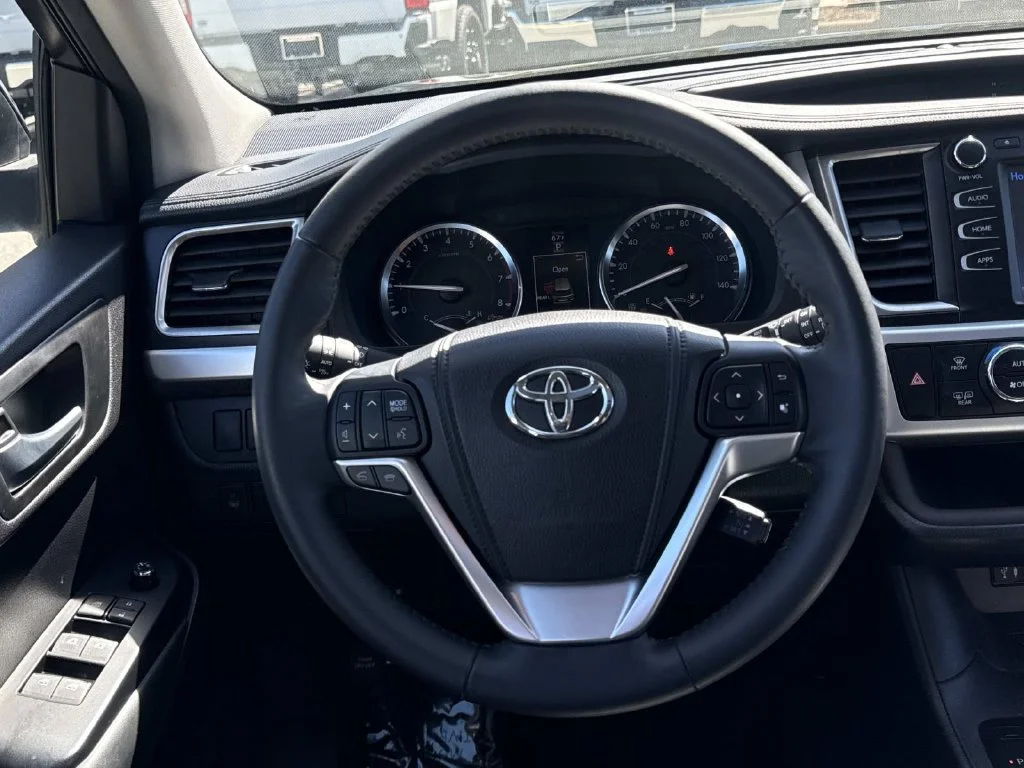 Used 2015 Black Toyota XLE V6 image 12