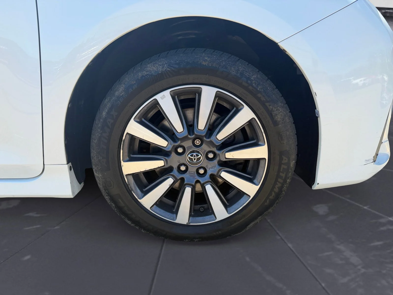 Used 2018 Super White Toyota XLE Premium image 44