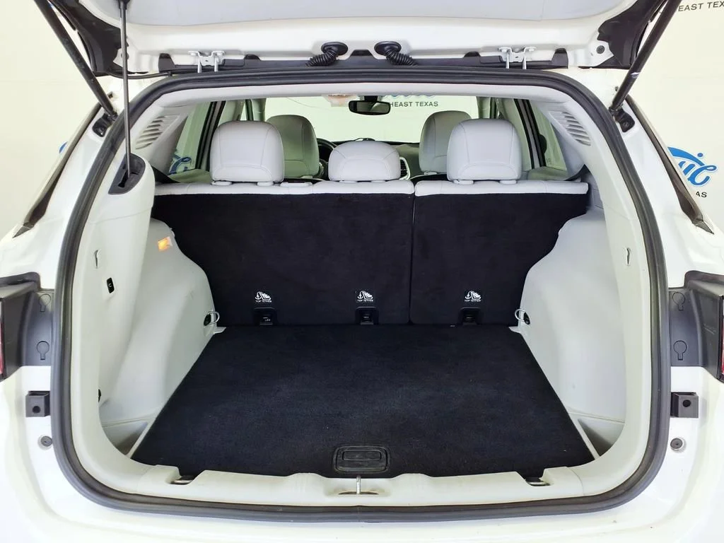 Used 2018 White Clearcoat Jeep Latitude image 11