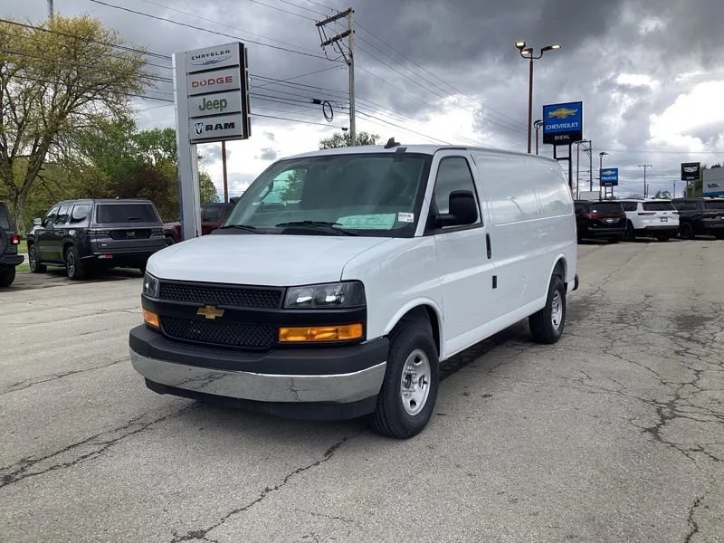 New 2026 Summit White Chevrolet WT image 3