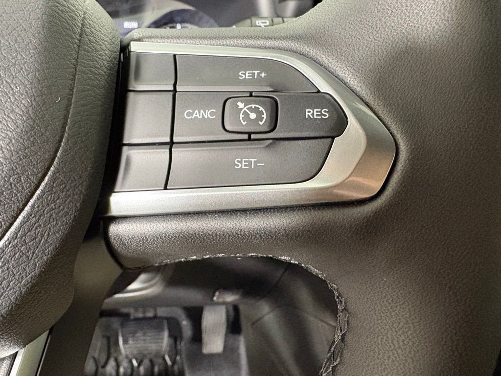New 2026 Silver Zynith Metallic Clearcoat Jeep Latitude image 24
