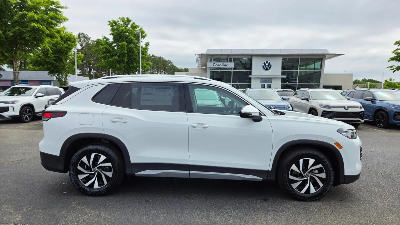 New 2026 pure white Volkswagen S image 3