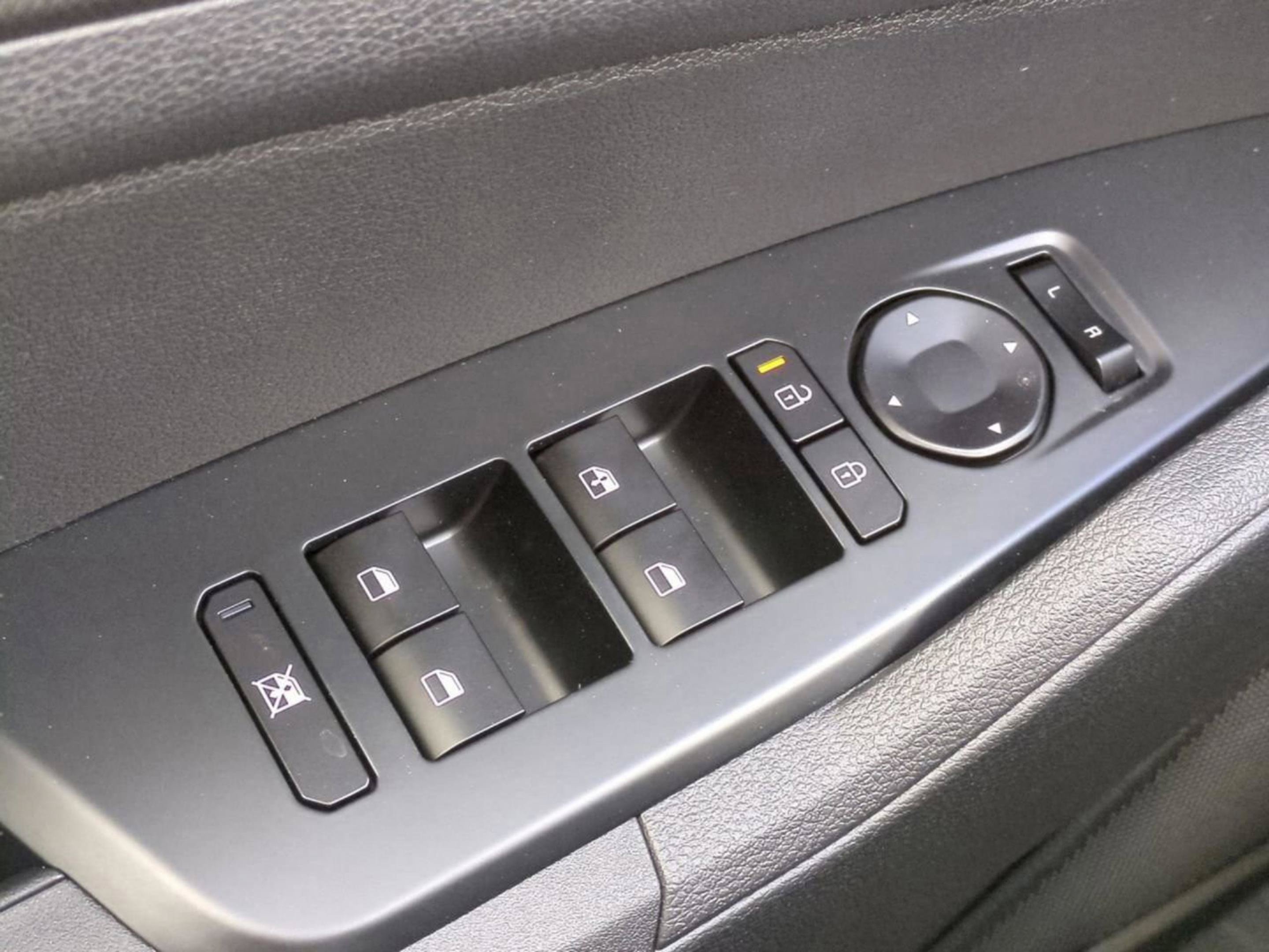 New 2026 Snow White Pearl Kia S image 26