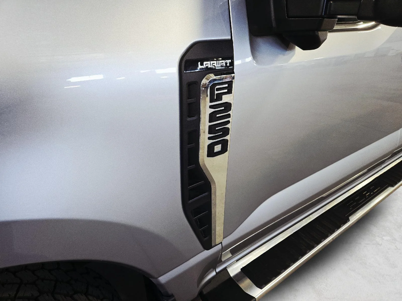 Used 2024 Iconic Silver Ford LARIAT image 9