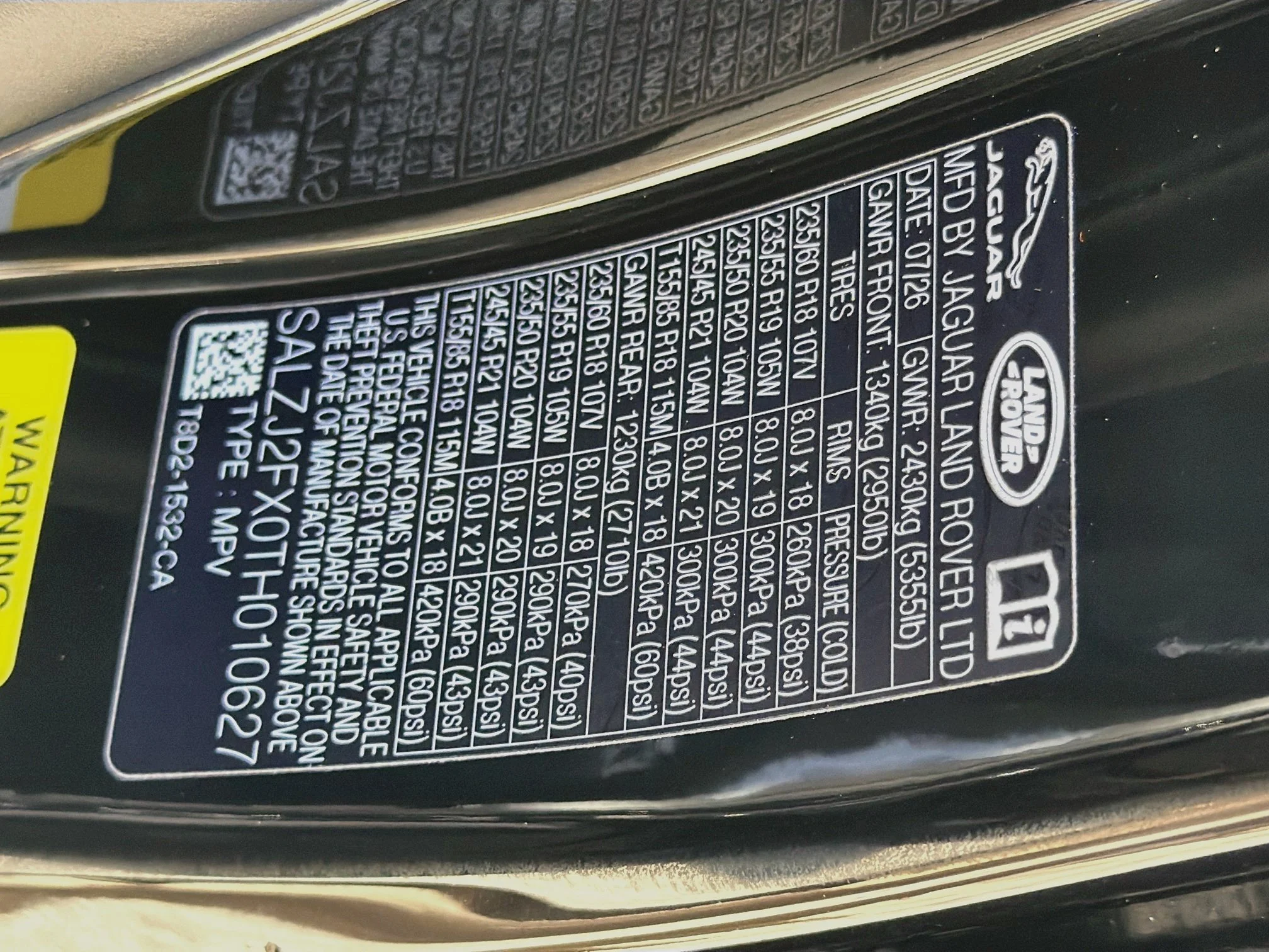 New 2026 Santorini Black Metallic Land Rover Core S image 43