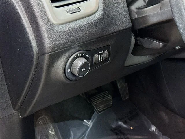 Used 2018 Jazz Blue Pearlcoat Jeep Latitude image 10