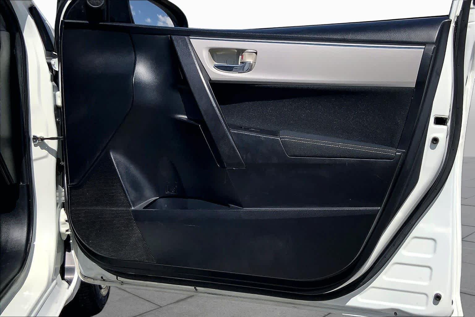 Used 2015 Super White Toyota LE image 22