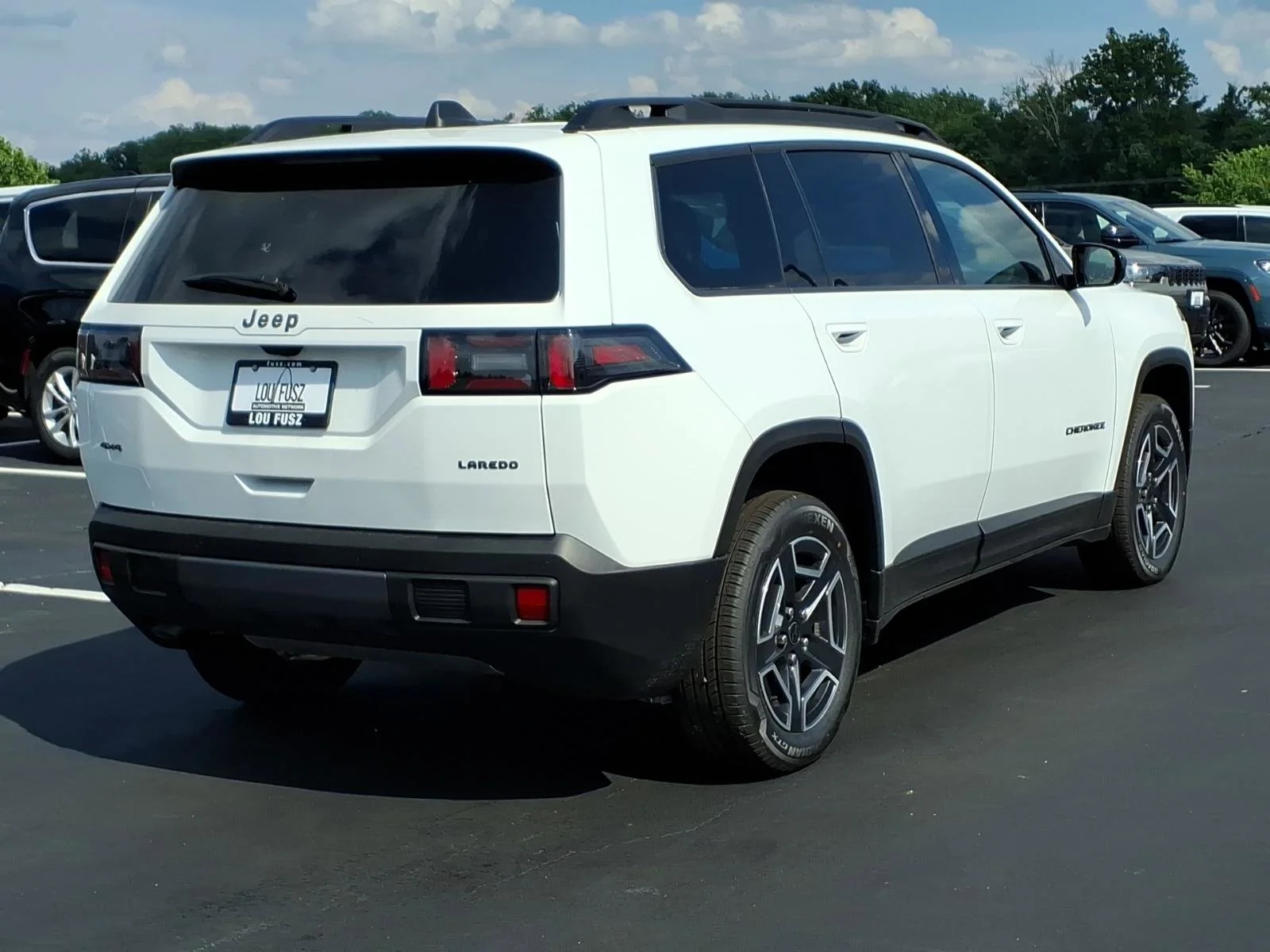 New 2026 Bright White Clear-Coat Exterior Paint Jeep Laredo image 17