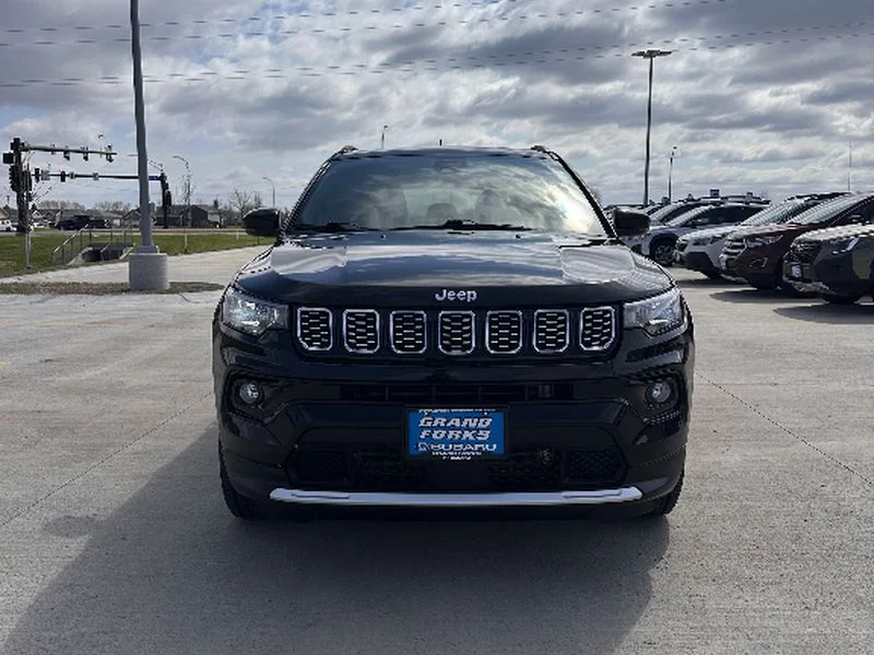 Used 2024 Diamond Black Crystal Pearlcoat Jeep Limited image 3