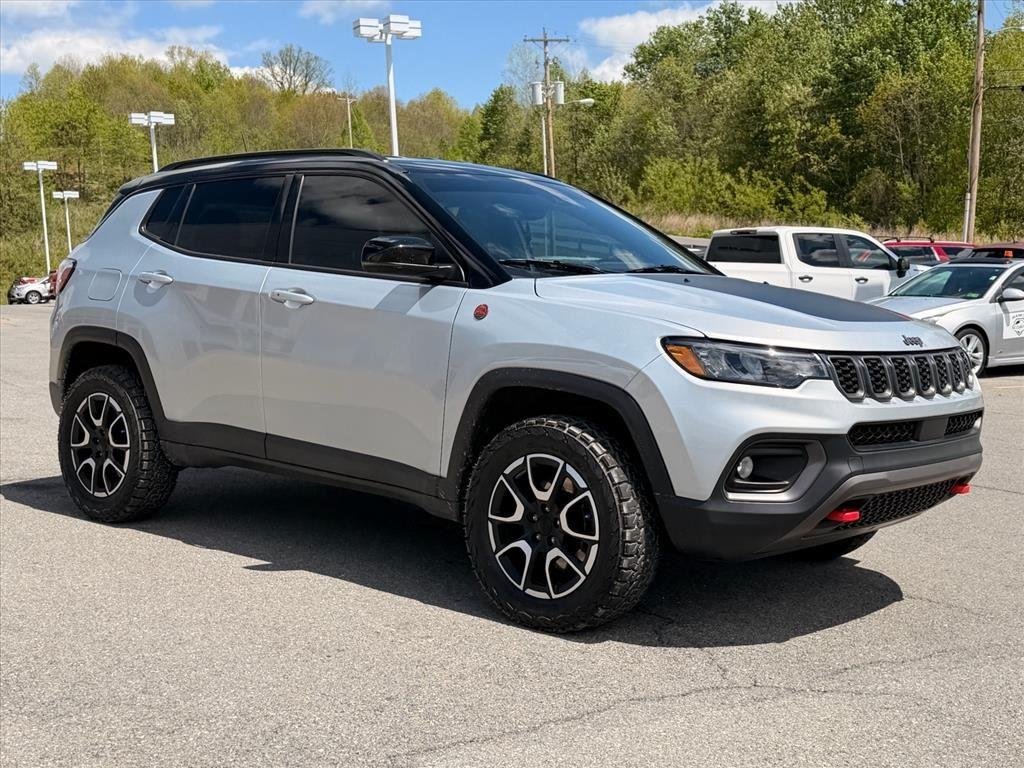 Used 2024 Silver Zynith Metallic Clearcoat Jeep Trailhawk image 8
