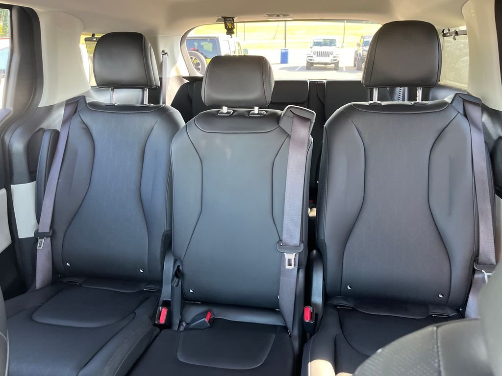 Used 2023 Red Kia EX image 13