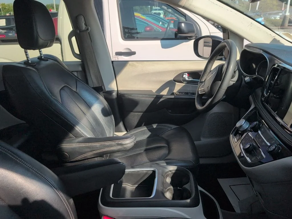 Used 2022 Black Chrysler Touring L image 2
