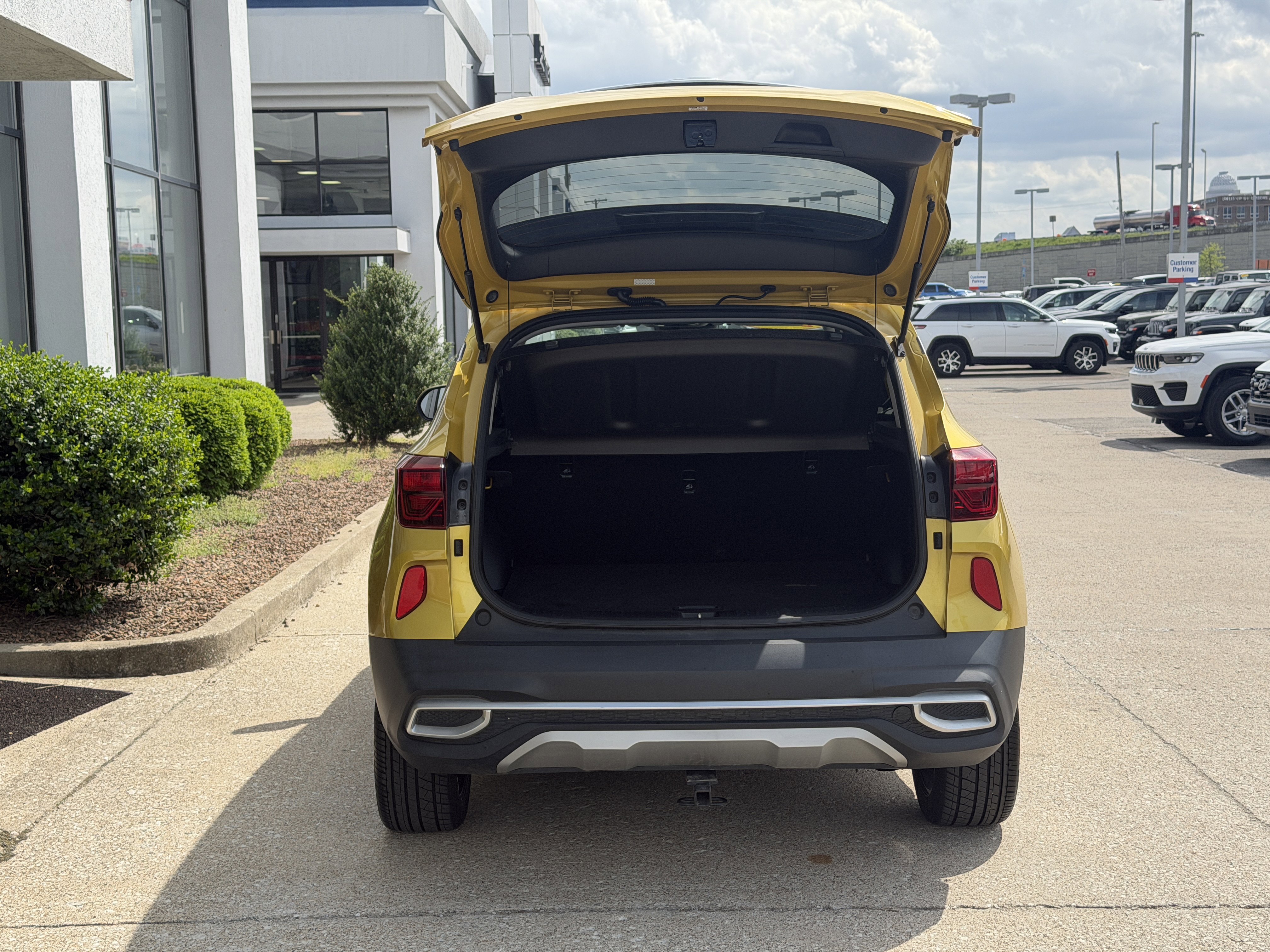 Used 2021 Starbright Yellow Kia SX image 11