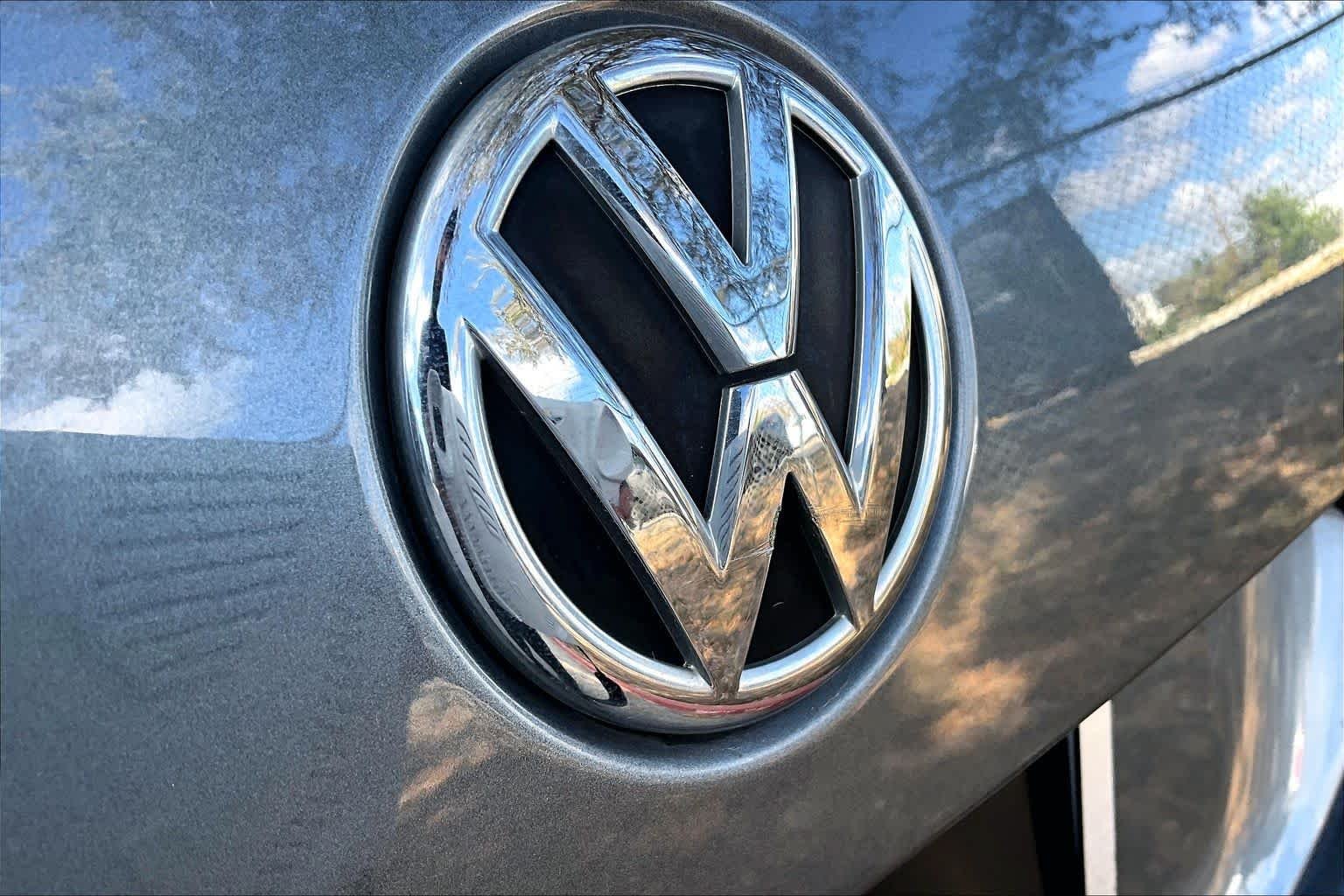 Used 2013 Platinum Gray Metallic Volkswagen SE image 31