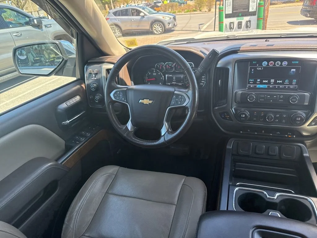Used 2018 IRIDESCENT PEARL TRICOAT Chevrolet LTZ image 11