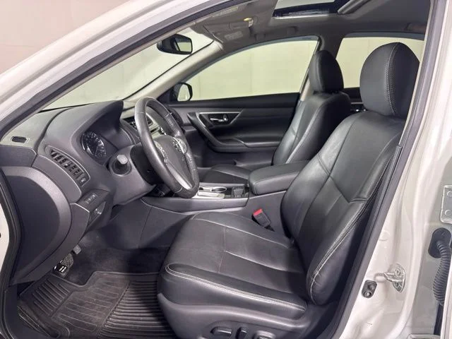 Used 2018 White Nissan 2.5 SL image 11
