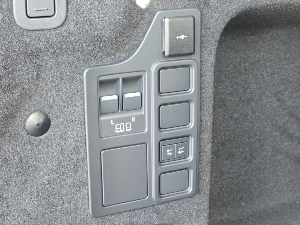 New 2026 Lantau Bronze Land Rover S image 18