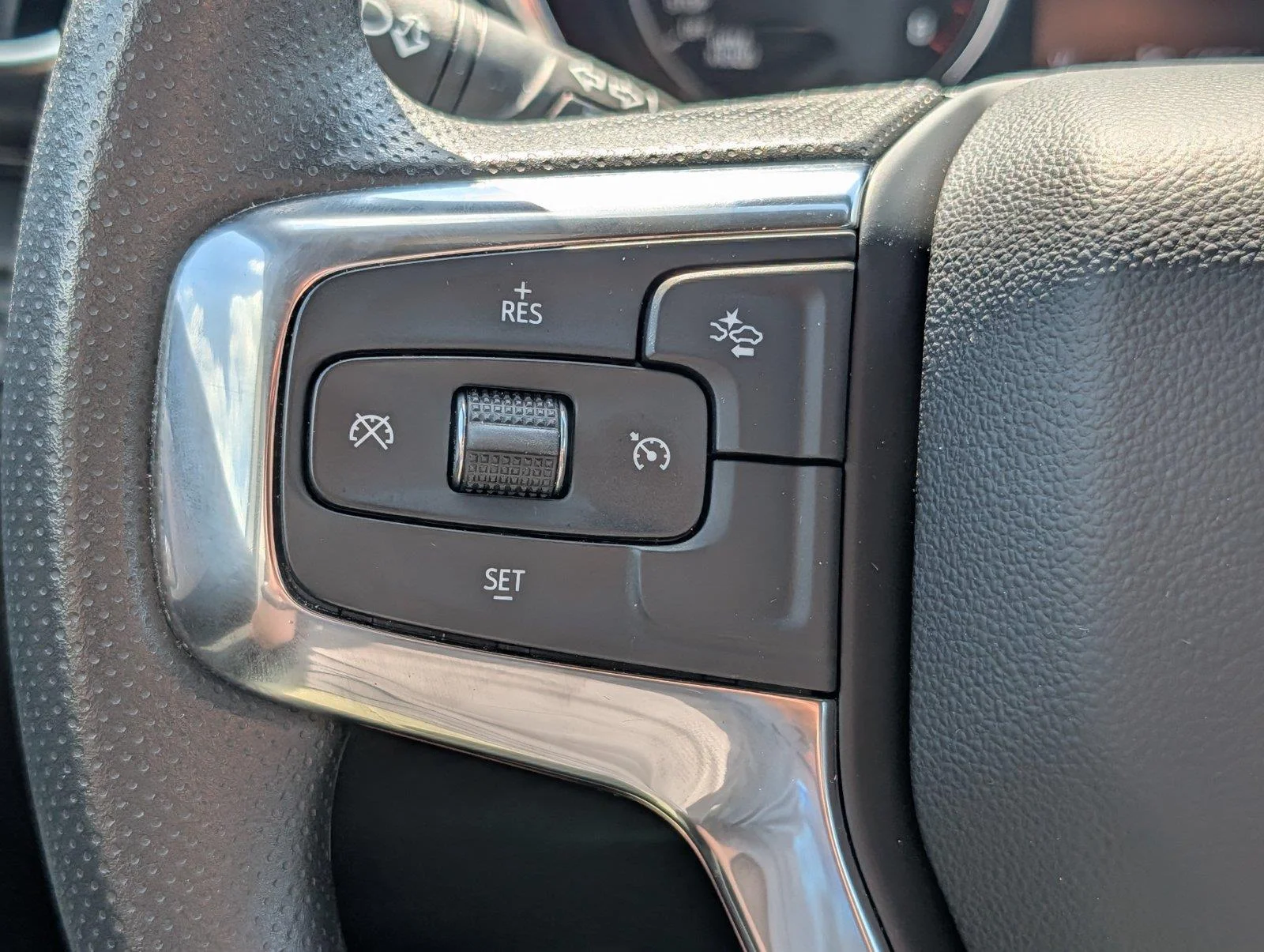 Used 2025 Summit White Chevrolet 2LT image 23