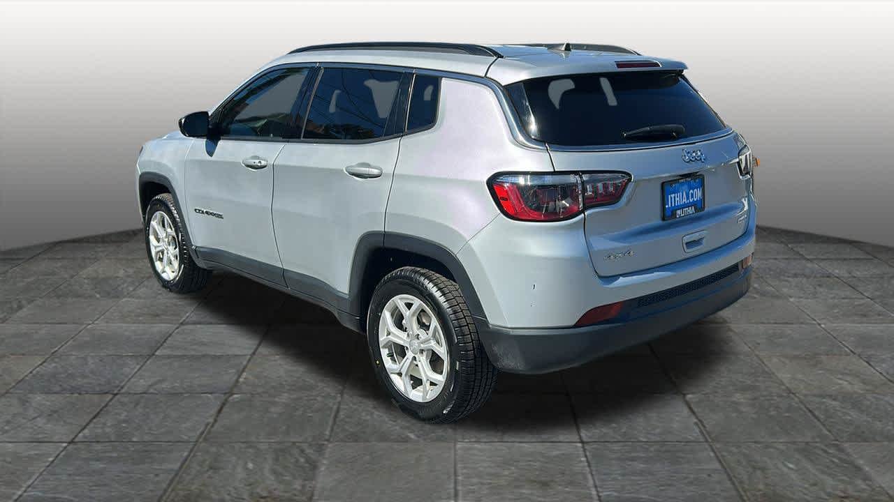 Used 2024 Silver Zynith Metallic Clearcoat Jeep Latitude image 7