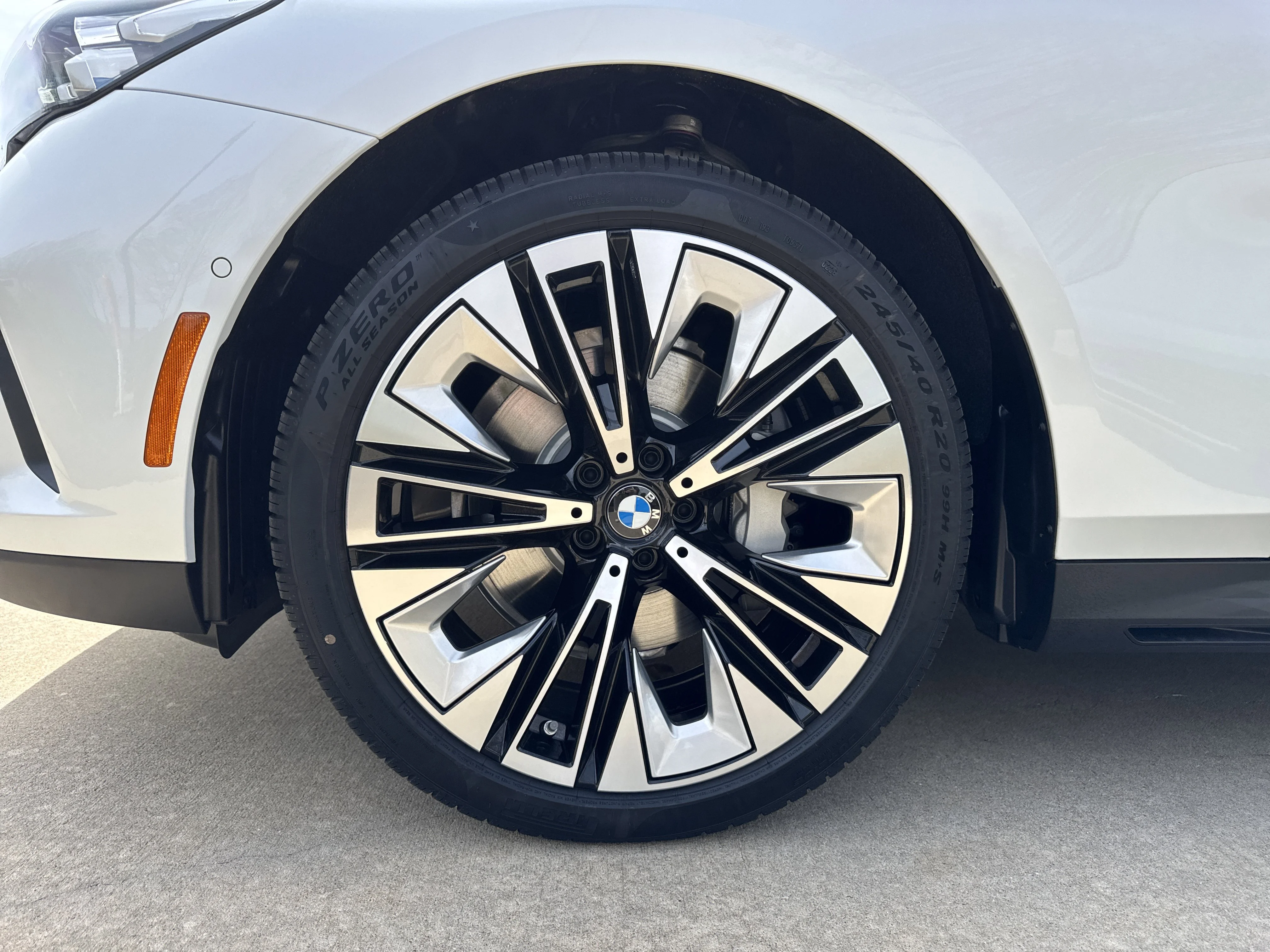 New 2026 MINERAL WHITE BMW 530i xDrive image 26