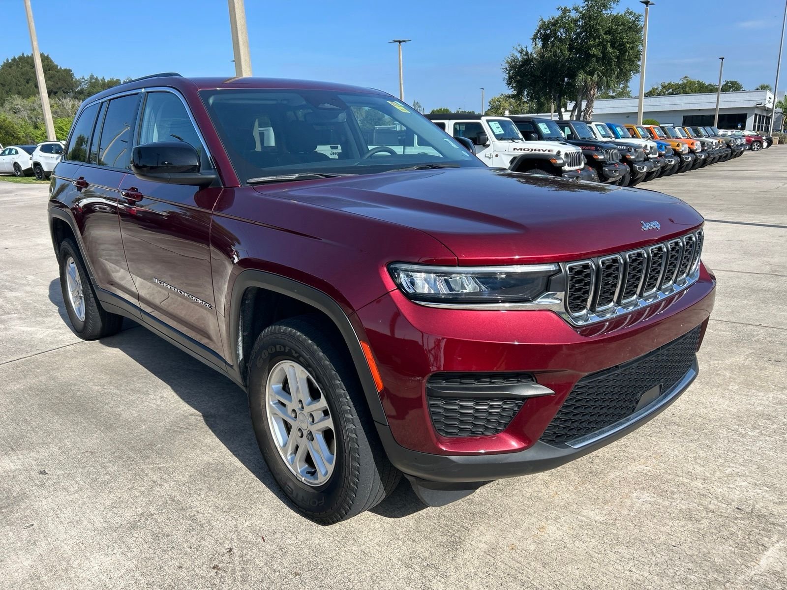 Used 2023 Red Jeep Laredo image 22