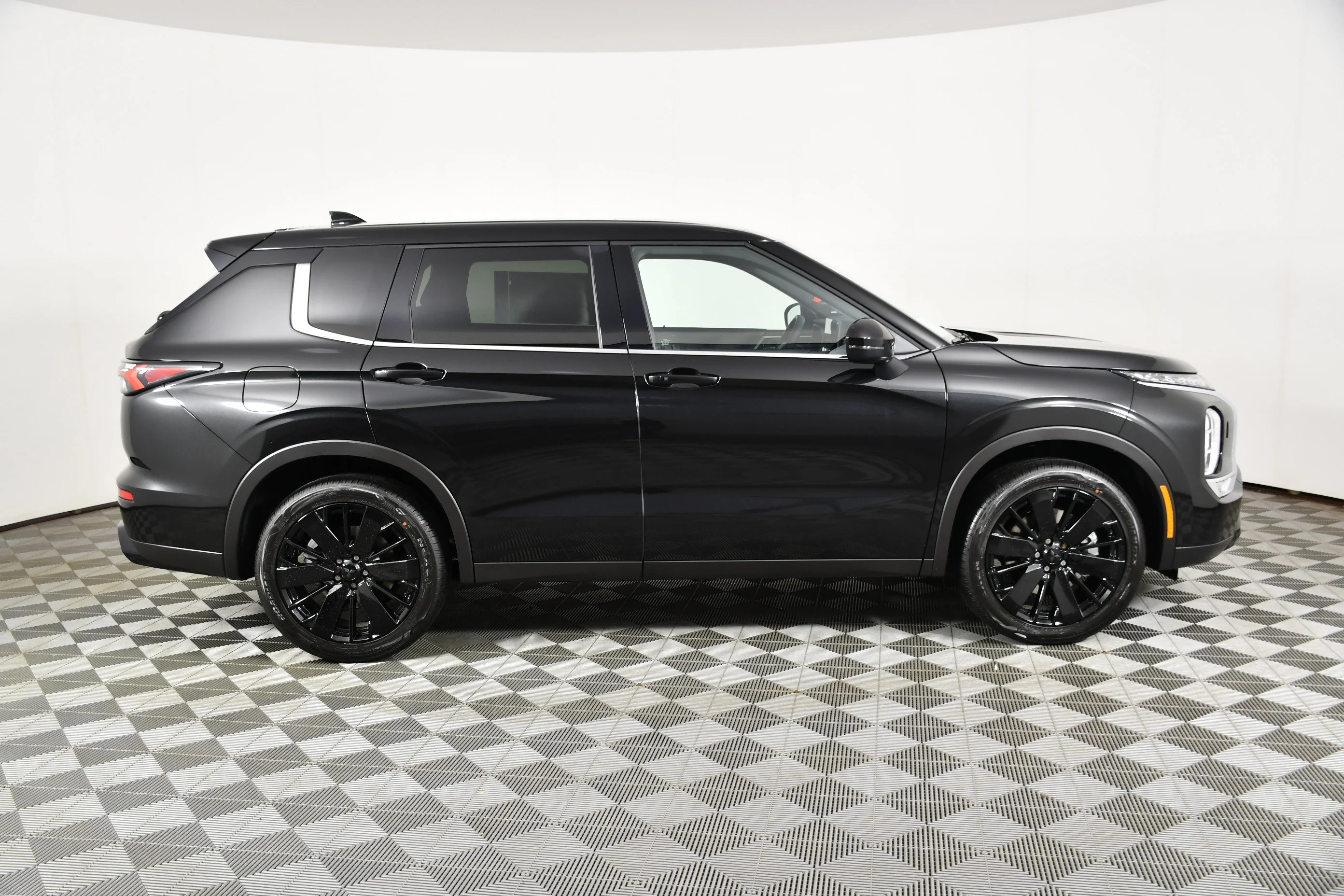 New 2026 Black Diamond Mitsubishi LE image 5