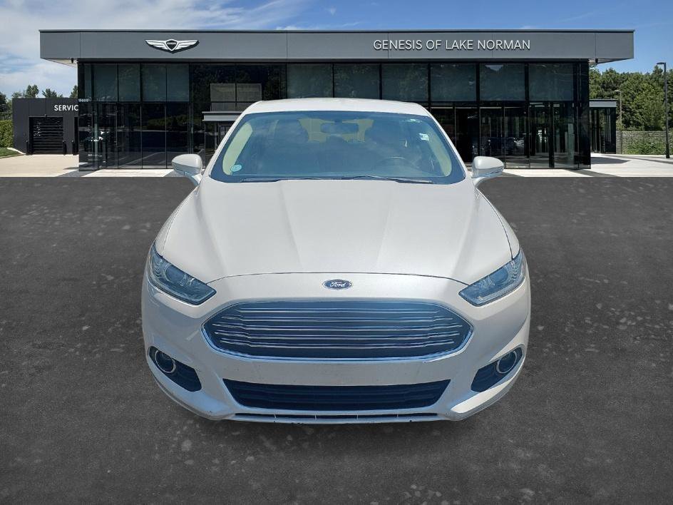 Used 2016 White Platinum Clearcoat Metallic Ford SE image 2